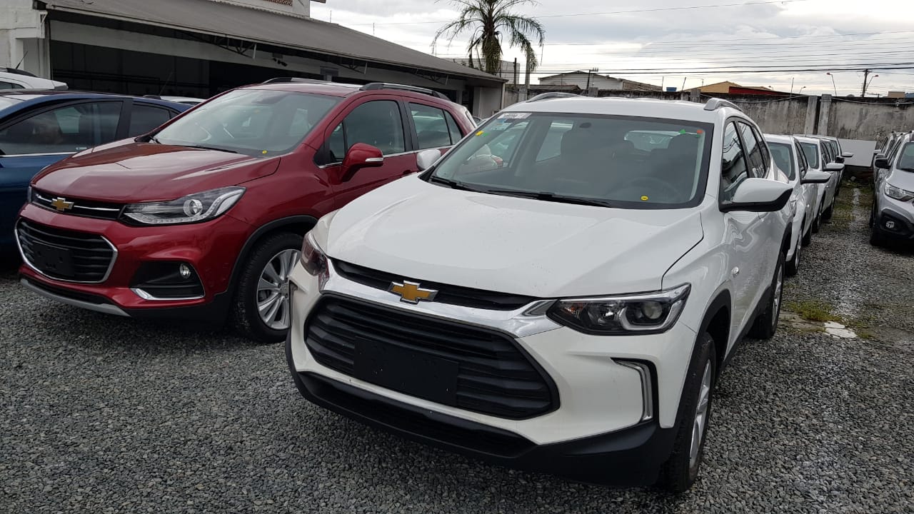 Flagra Novo Tracker branco em pátio de estacionamento