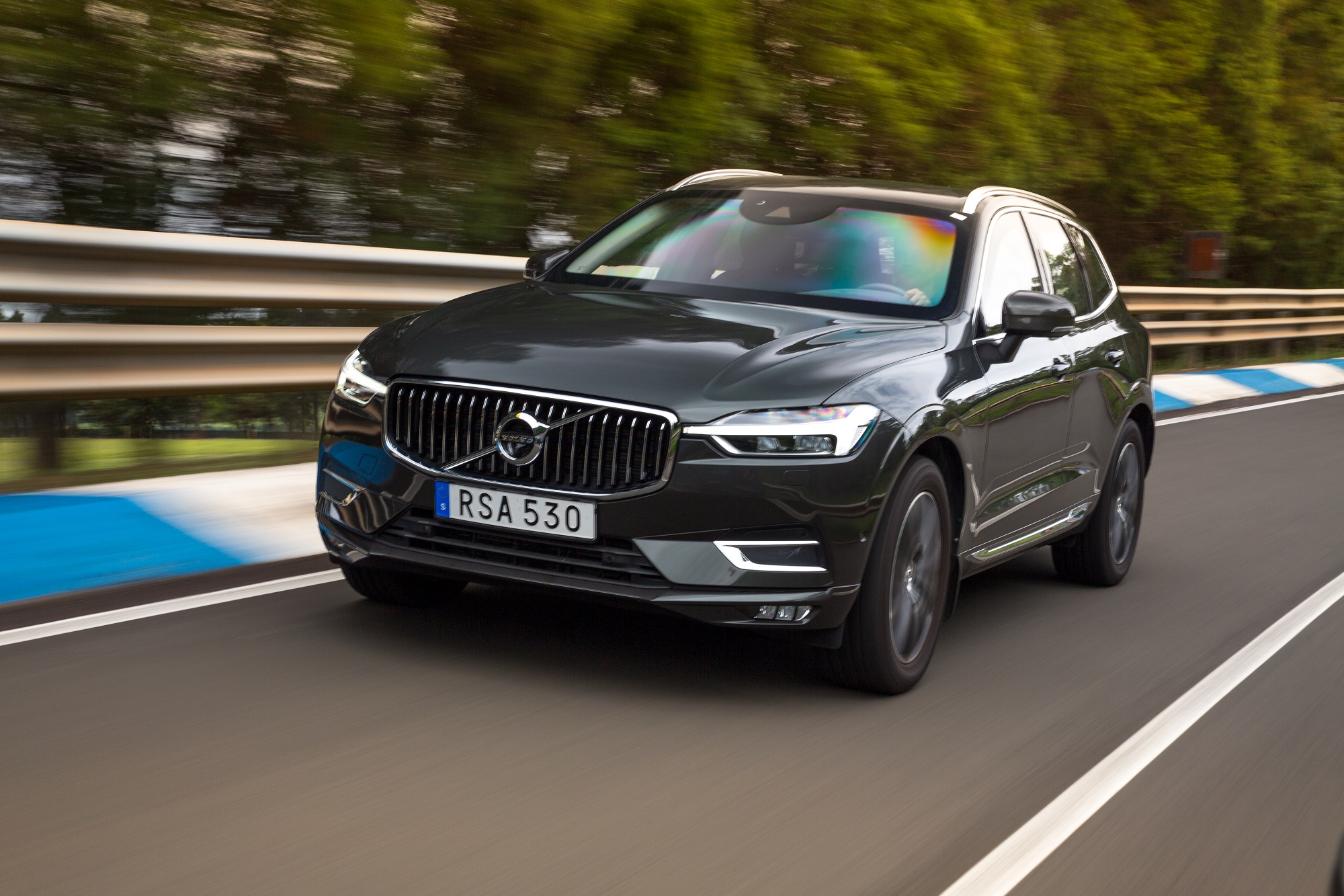 Volvo XC60 Blindado na cor cinza escuro em movimento na estrada de frente