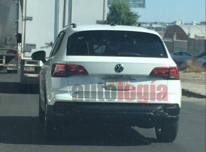 Vw Tarek branco roda sem disfarces em uma via mexicana e é flagrado de traseira