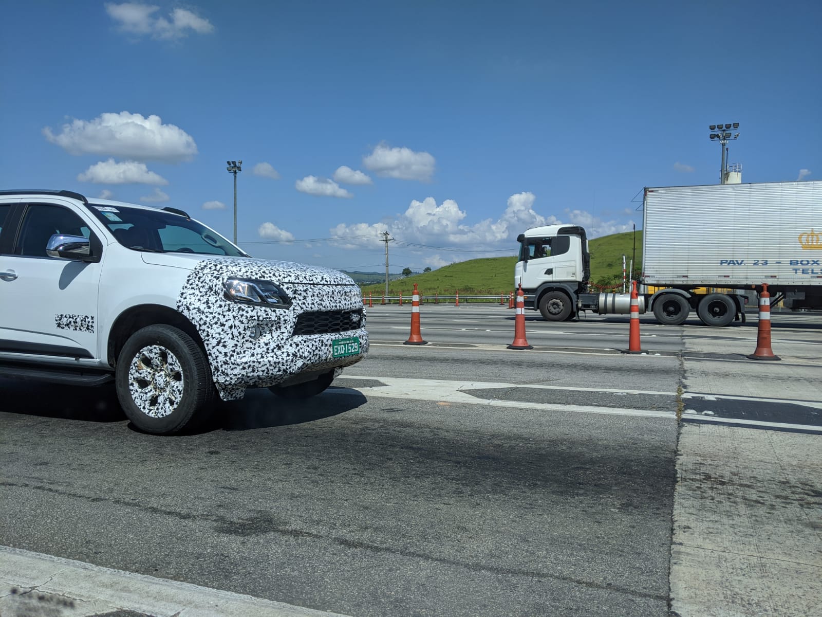 Parte da frente do Trailblazer com adesivos no para-choque e na grade dianteiros