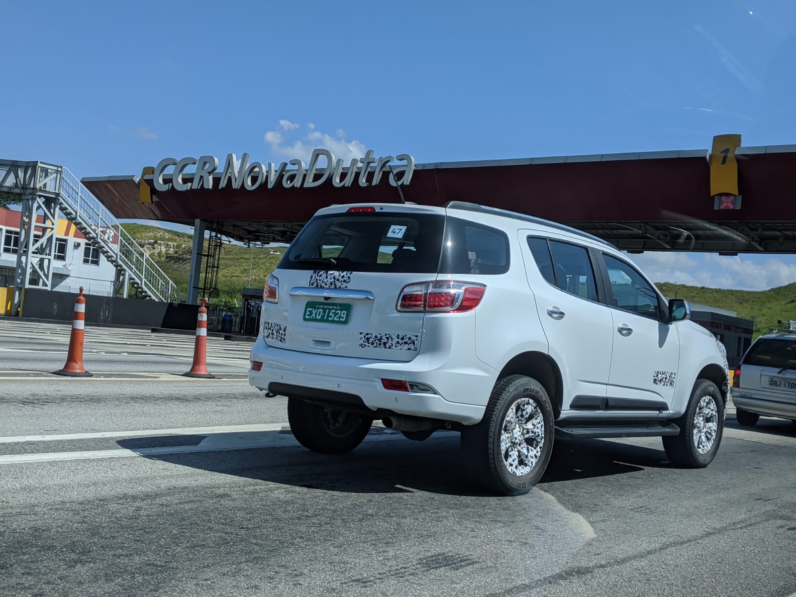Chevrolet Trailbçazer branbco de traseira parado na fila do pedágio da Via Dutra com adesivos apenas nos nomes do carro e no emblema da Chevrolet