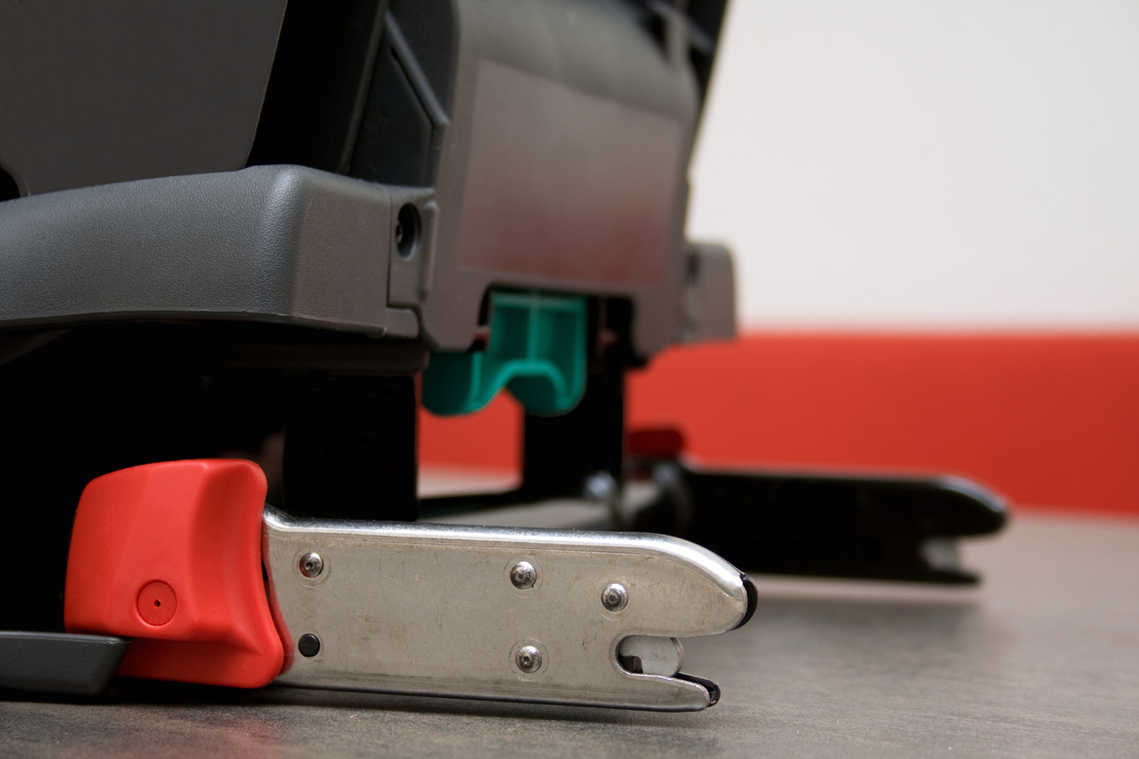 Imagem que mostra o funcionamento do ISOFIX em um banco automotivo