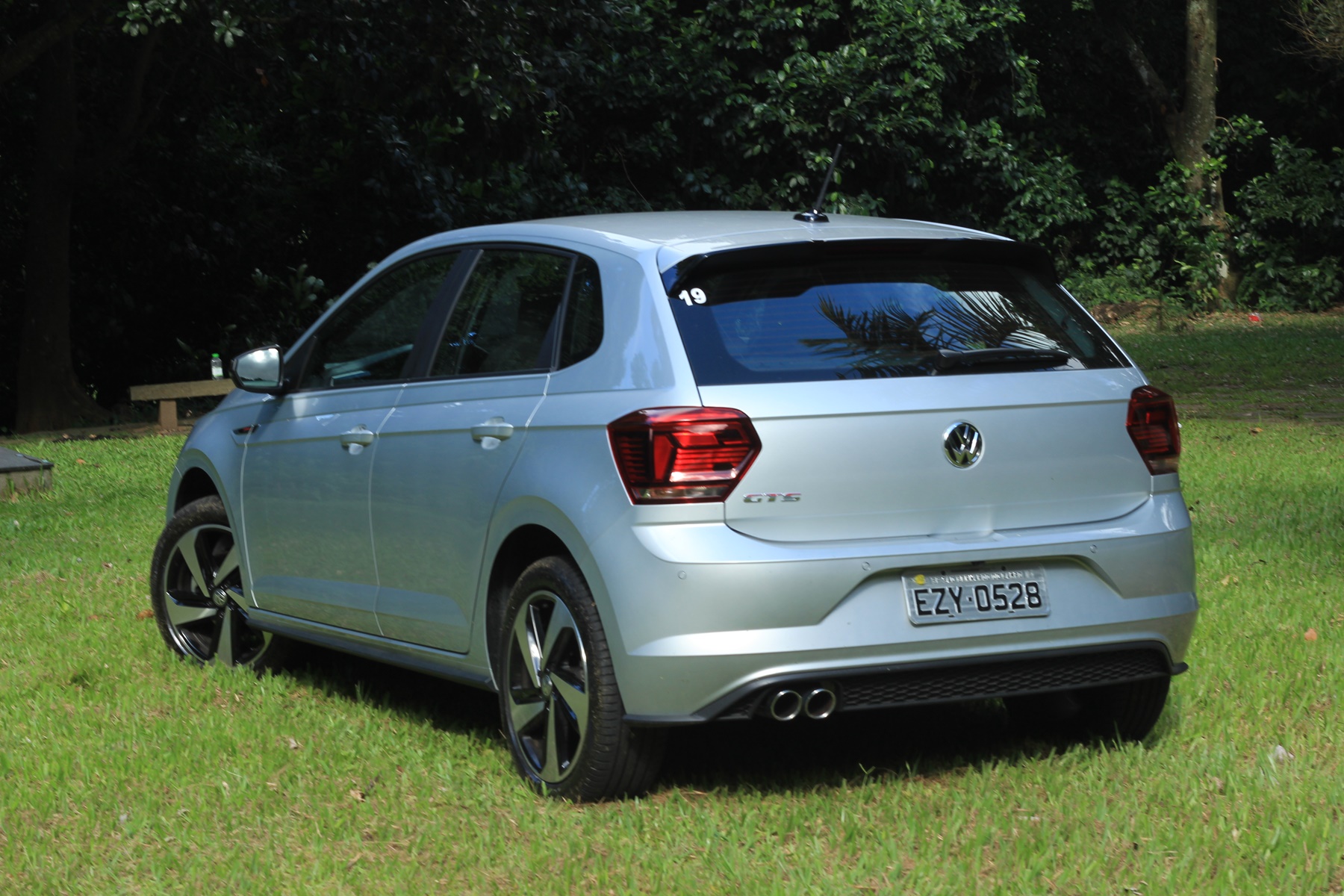 Volkswagen Polo GTS de traseira na cor parata em gramado