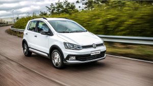 Vw Fox Xtreme branco em movimento na estrada