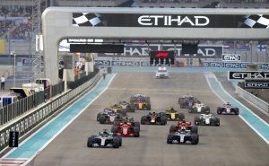 Largada Do Gp De Abu Dhabi com vários caros de fórmula 1 disputando a ponta