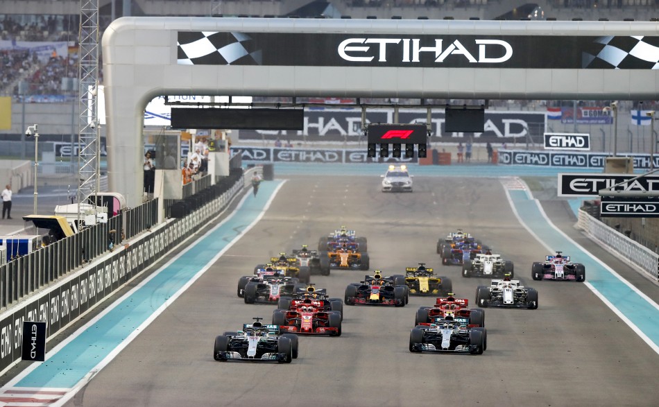 Largada Do Gp De Abu Dhabi com vários caros de fórmula 1 disputando a ponta