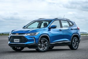 Novo Tracker azul de frente estacionado no campo de provas da GM e um céu infinito ao fundo