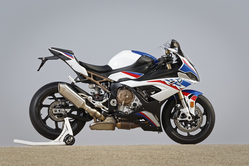 Bmw S 1000 cinza de perfil com detalhes gráficos azuis e vermelhos