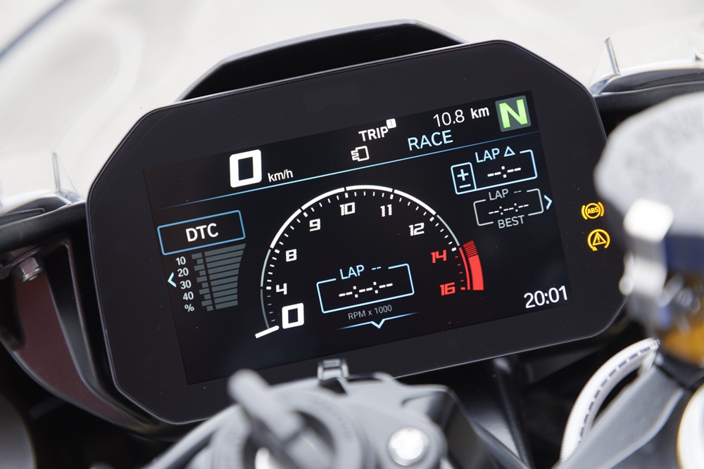 Quadro de instrumentos da moto em tela configurável mostra o conta-giros
