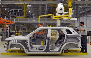 Arquitetura do modelo da Land Rover na linha de produção da fábrica brasileira