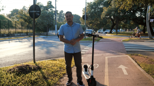 O rep´roetr ao lado de um patinete elétrico na ciclovia