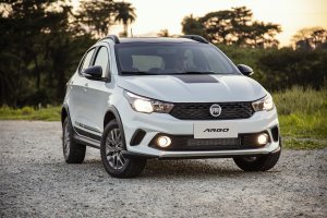 Fiat Argo Trekking branco estacionado na rua com paisagem natural ao fundo