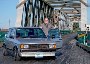 O engenheiro ao lado do Golf Gti 1983 restaurado na entrada de uma ponte