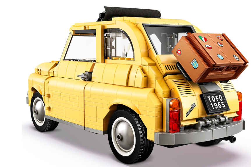 Fiat Lego 500 miniatura de traseira com detalhe da mala amarrada na tampa traseira