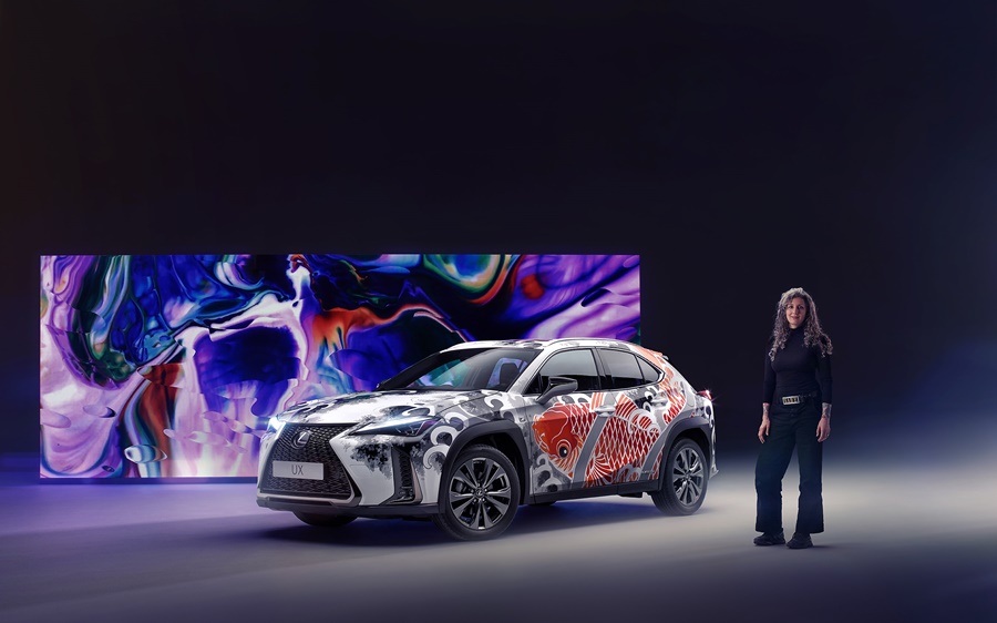 Claudia De Sale ao lado do UX, o primeiro carro tatuado do mundo