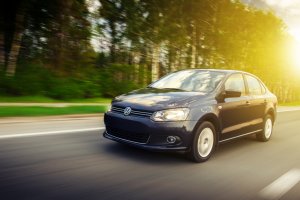 Carros podem rodar sem placa