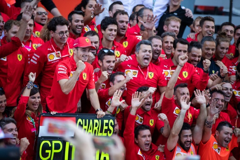 Charles Leclerc comemora com a equipe Ferrari a vitória no Grande Prêmio da Itália 2019