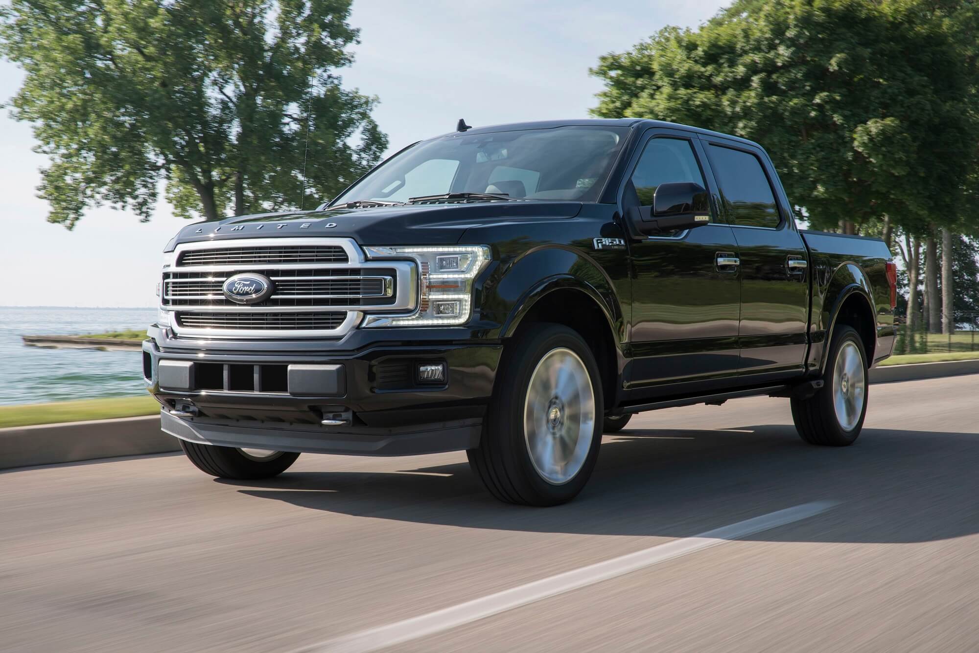 Ford F 150 Limited na cor preta em movimento na estrada