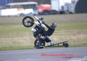 Tom Cruise empinando moto