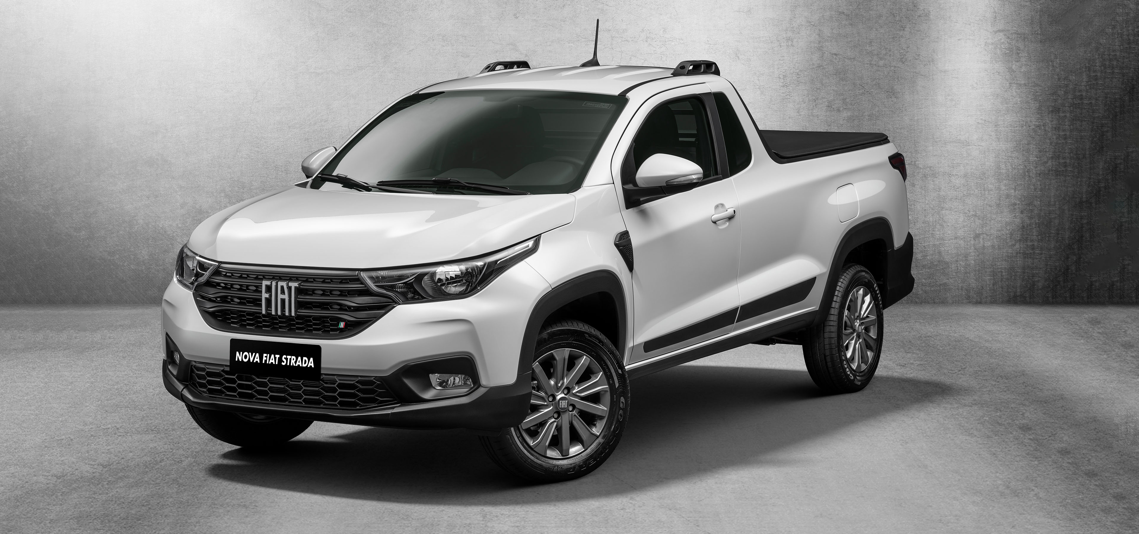 Fiat Strada Endurance cabine simples branca de frente