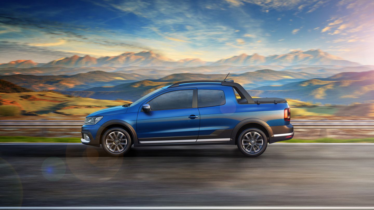 Volkswagen Saveiro cabine duplacom montanhas e entardecer ao fundo