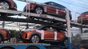 Novo Nissan Kicks 2021 na cor laranja em várias unidades no caminhão-cegonha