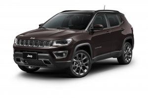 Jeep Compass S na cor marrom d e frente em foto de estúdio