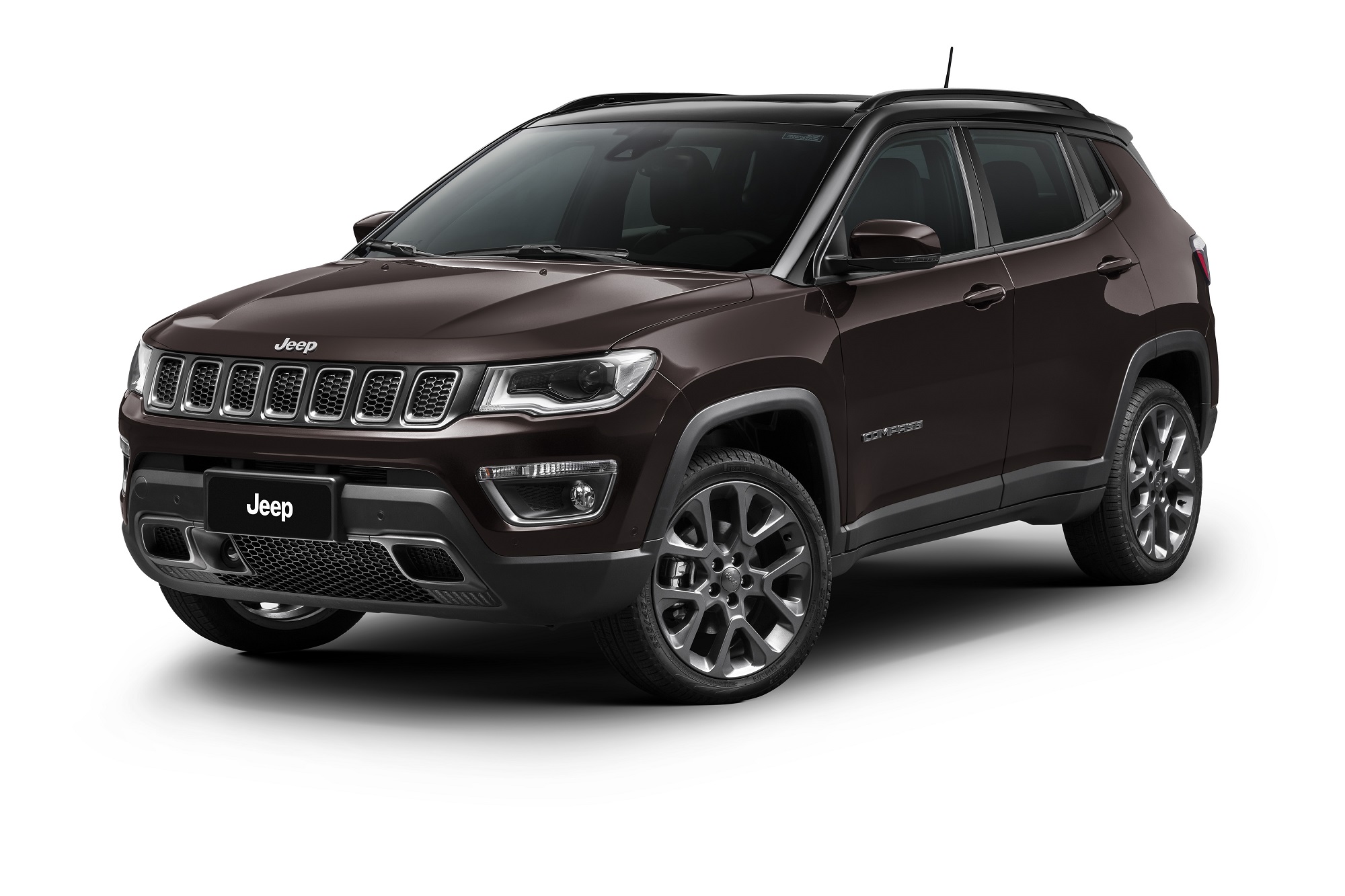 Jeep Compass S na cor marrom d e frente em foto de estúdio