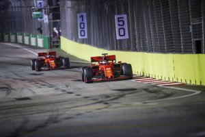 Os dos carros de Fórmula 1 da Ferrari apontam na reta no Gp De Singapura 2019 1