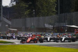 Largada do Gp Da Itália 2019 com o carro da Ferrari apontando em primeiro na primeira curva