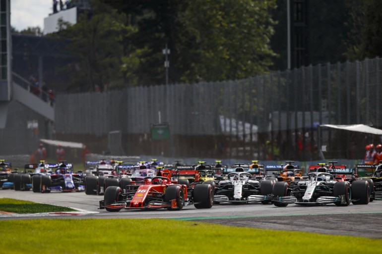 Largada do Gp Da Itália 2019 com o carro da Ferrari apontando em primeiro na primeira curva