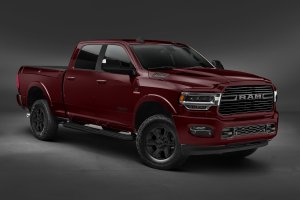 Ram 2500 Night Edition vermelha estacionada com para-choque preto