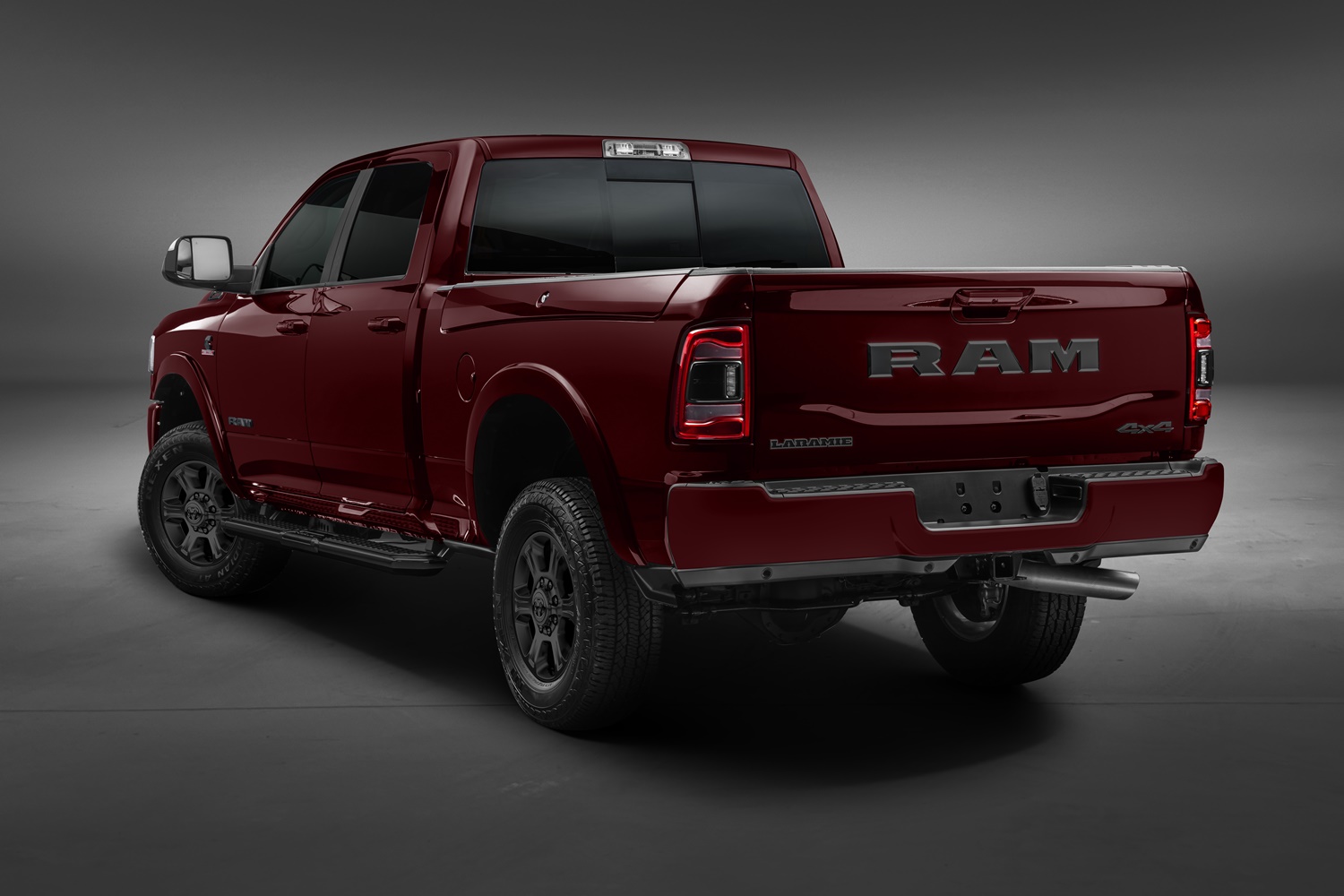 Ram 2500 Night Edition de traseira com estribo preto