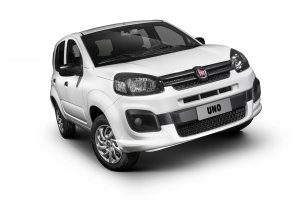 Fiat Uno branco de frente, meio torto, em foto de estúdio com fundo branco