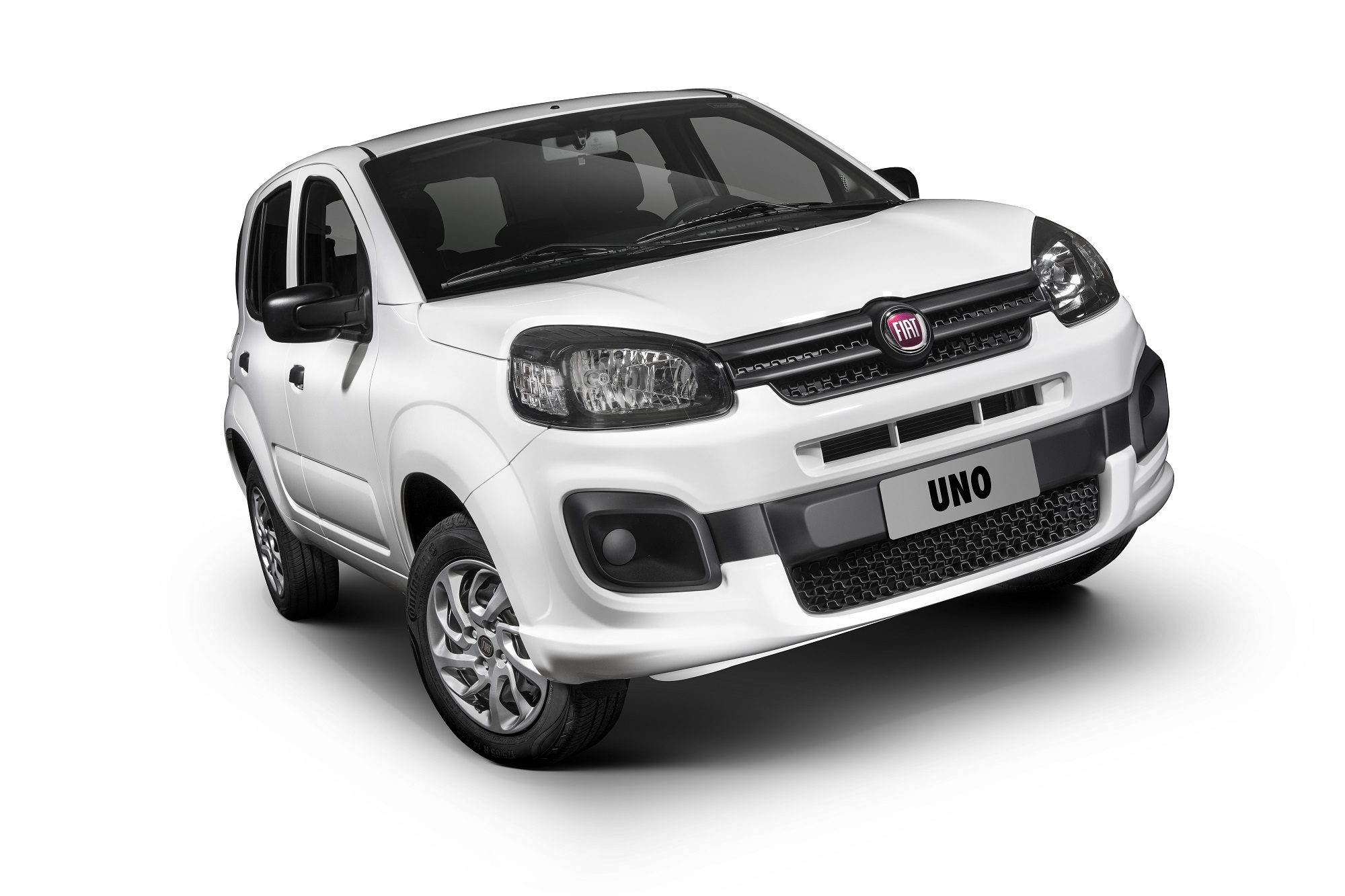 Fiat Uno branco de frente, meio torto, em foto de estúdio com fundo branco