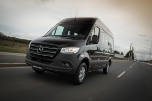 Mercedes-Benz Sprinter preta na configuração de passageiros em movimento na estrada