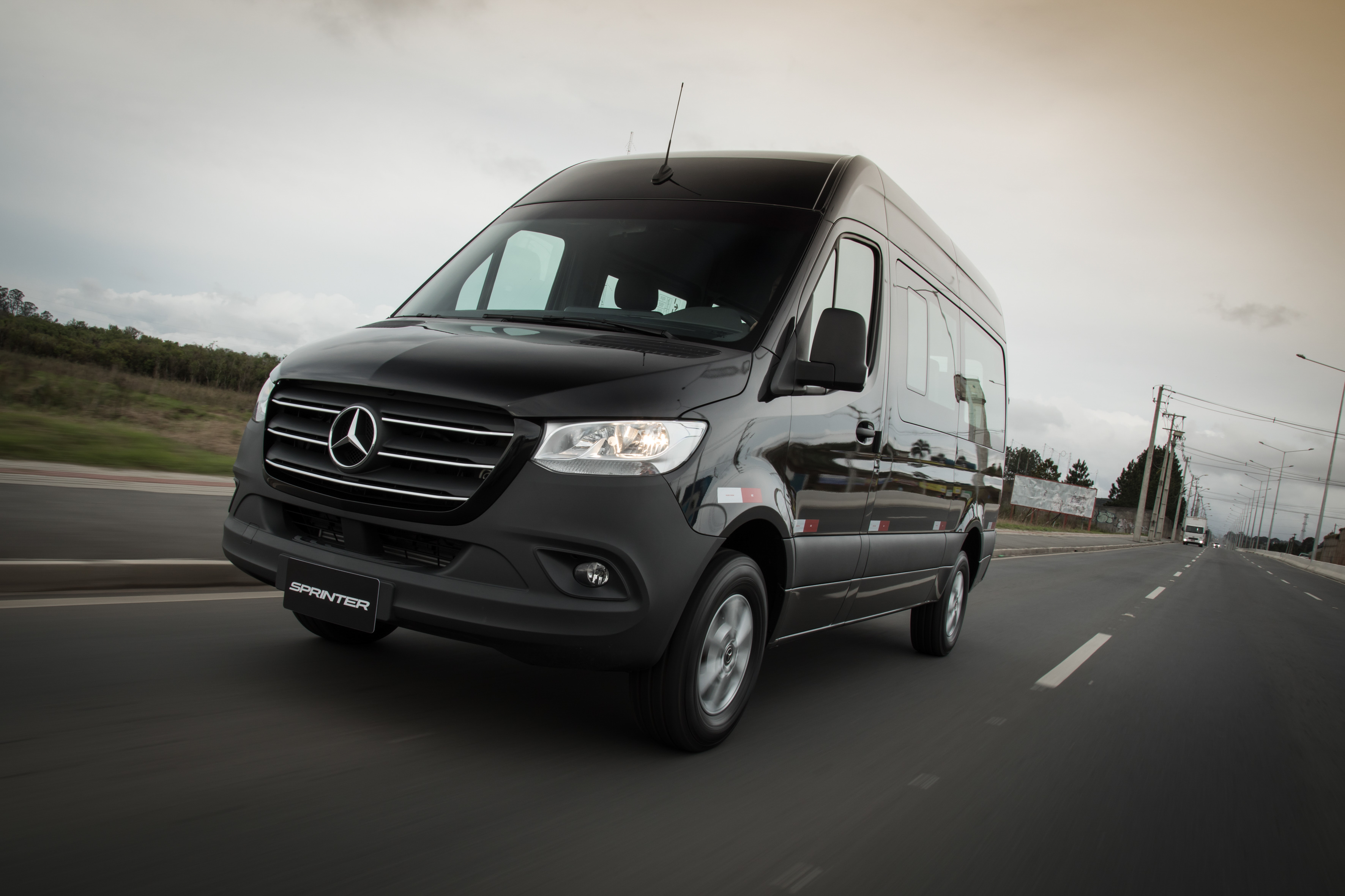 Mercedes-Benz Sprinter preta na configuração de passageiros em movimento na estrada