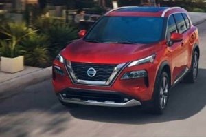 Nissan X Trail vermelho em movimento com faróis em duas seções e grade mais arredondada