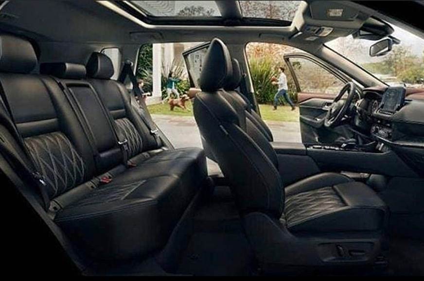 Vista dos bancos do novo Nissan X Trail e portas opostas abertas