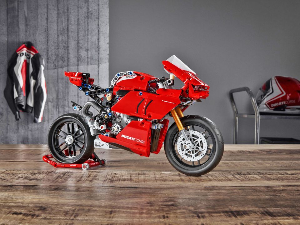 A Ducati Panigale V4 R no kit de montar da Lego