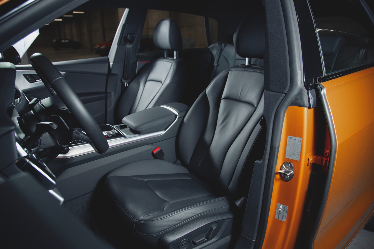 Detalhe dos dois bancos dianteiros do Audi Q8