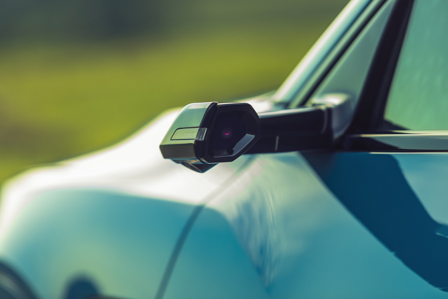 Retrovisor diferente e pequeno do e-tron traz uma câmera