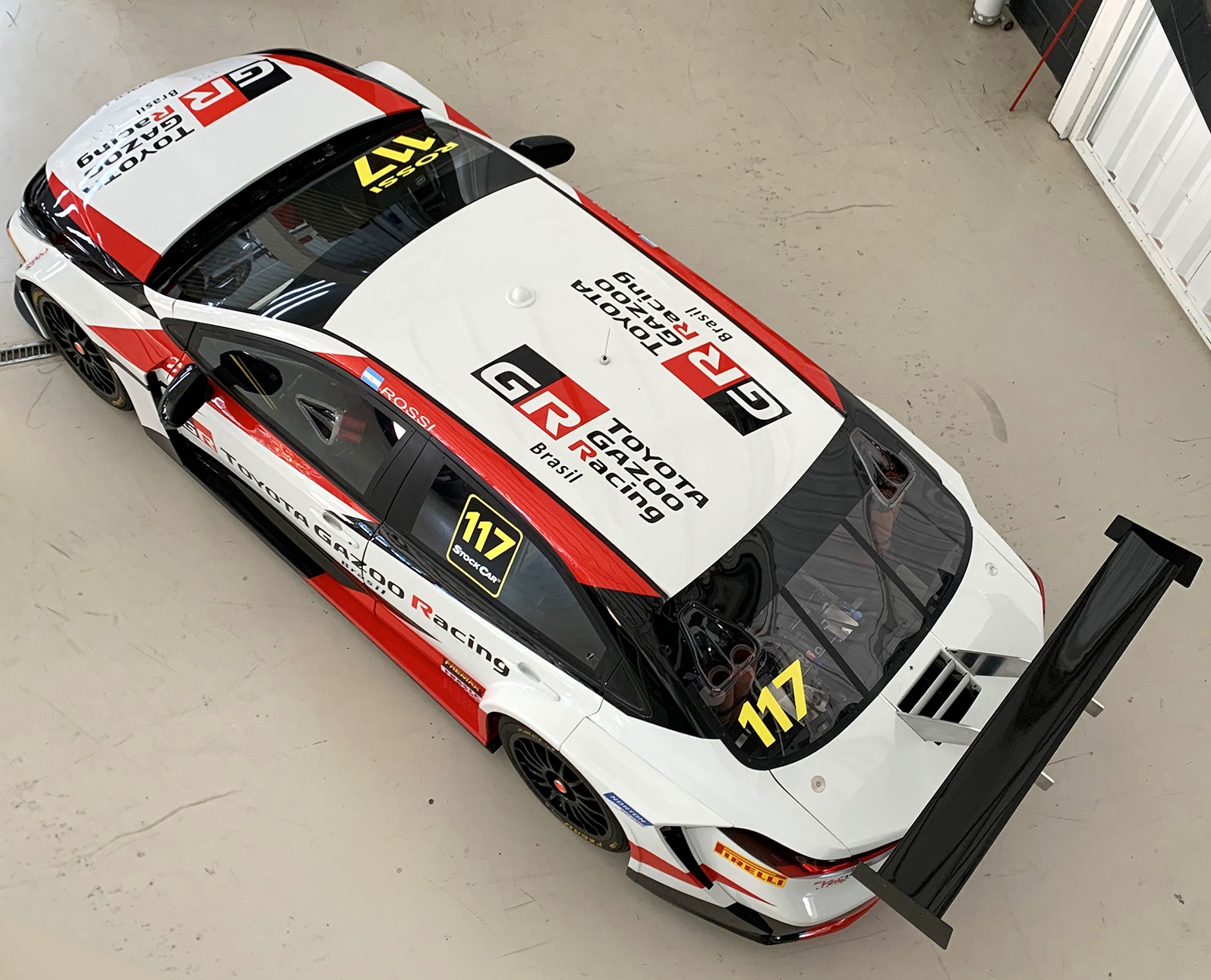 Carro da Toyota Gazoo Racing visto do alto