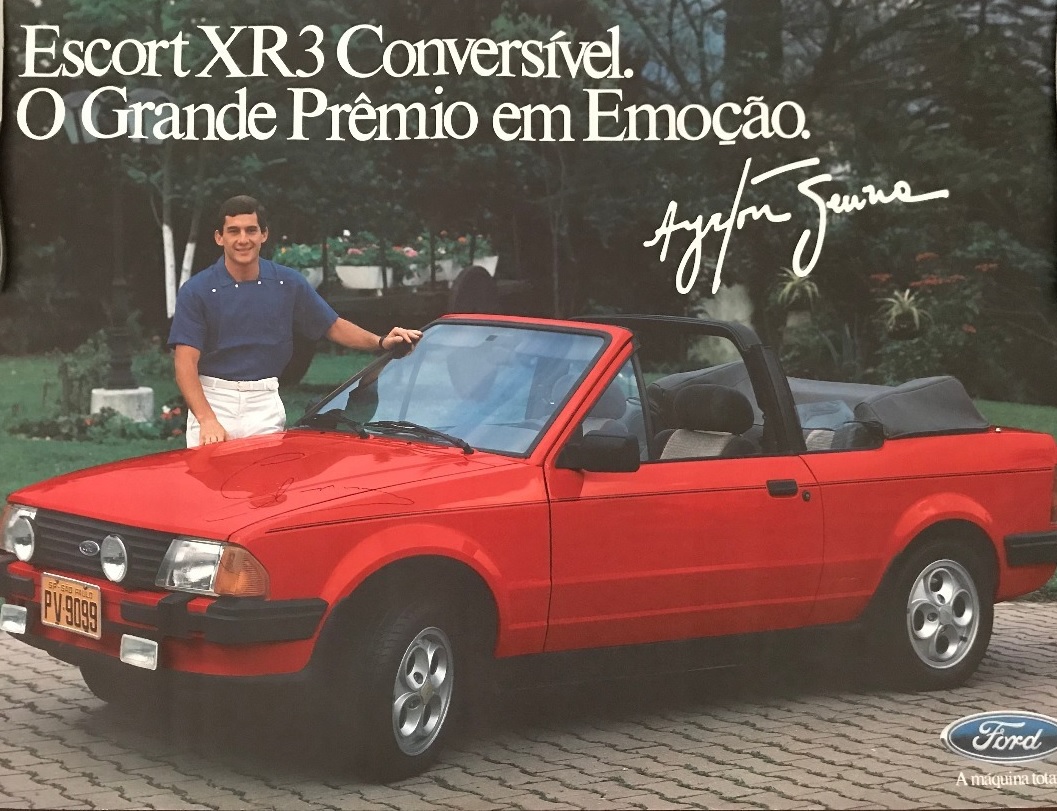 Escort Xr3 Ayrton Senna vermelho, conversível e visto de lado com Ayrton Senna apoiado no vidro