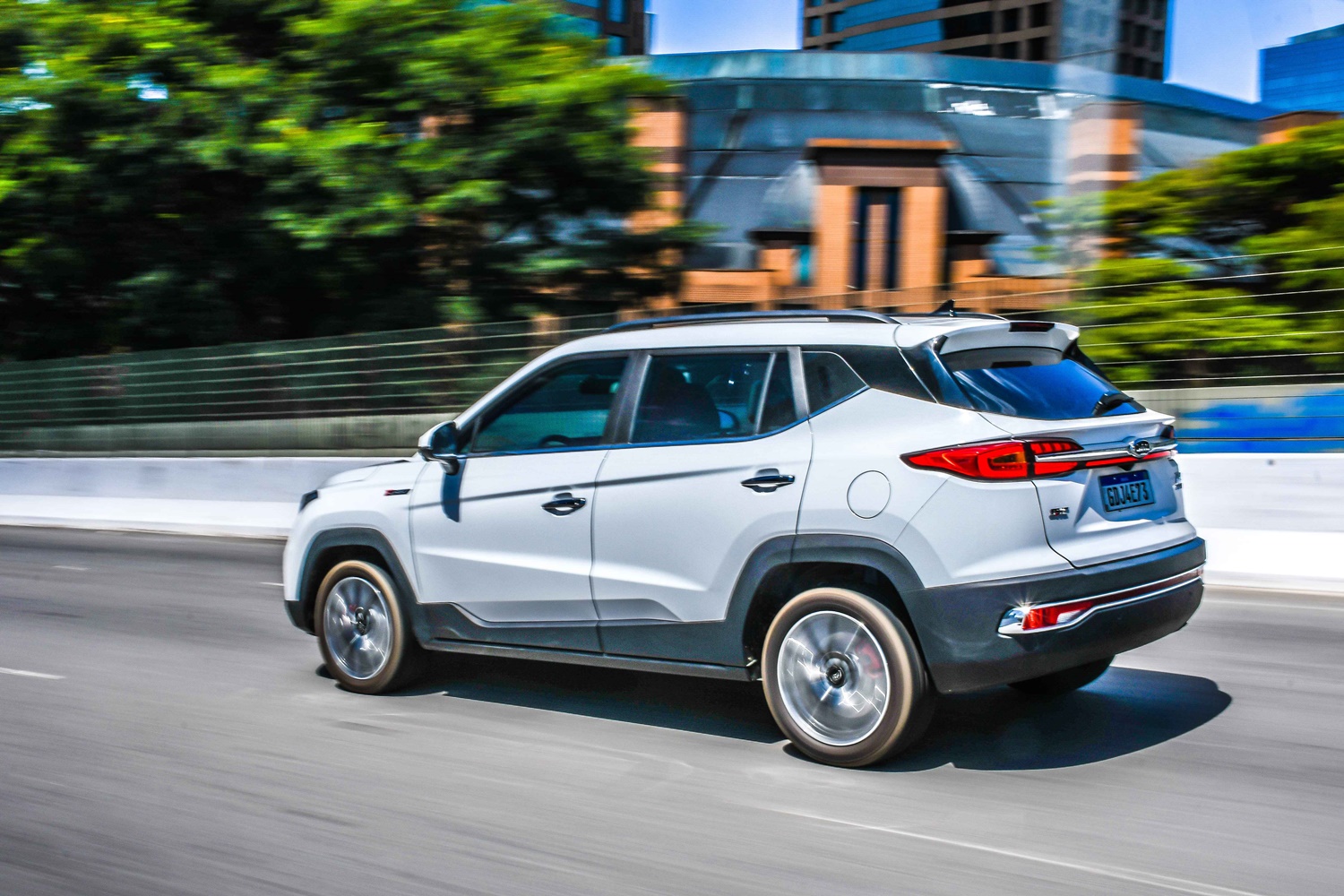 Jac T60 de traseira em movimento na rua