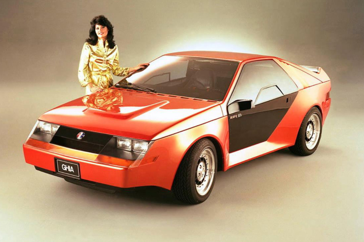 Ford Mustang Rsx Ghia laranja com portas pretas futuristas e uma modelo mulher ao lado do carro