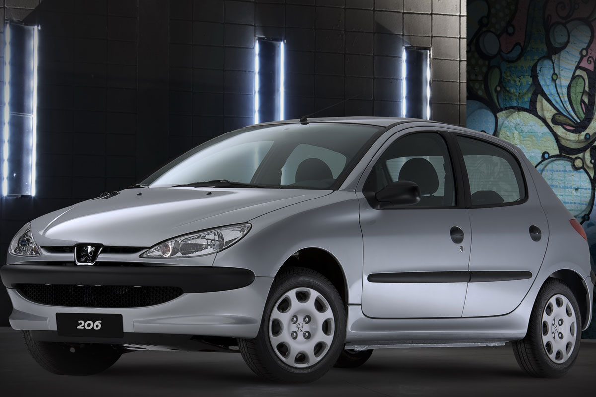 Peugeot 206 prata de frente em foto de estúdio