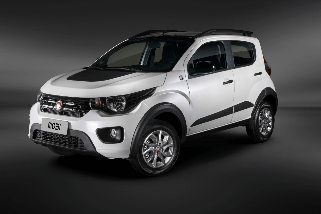 Fiat Mobi branco de frente com grade e adesivo sobre parte do capô escurecidos