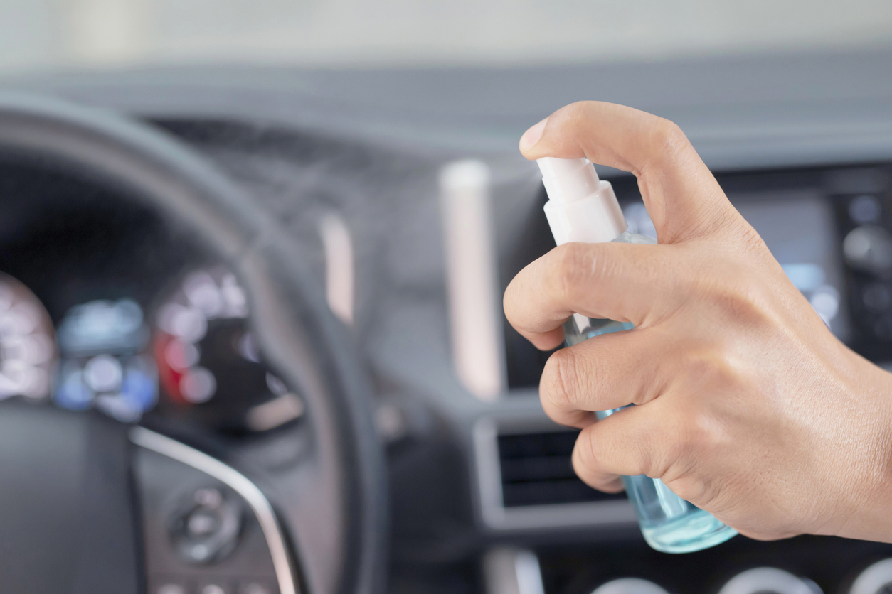 produto é borrifado para higienizar o carro