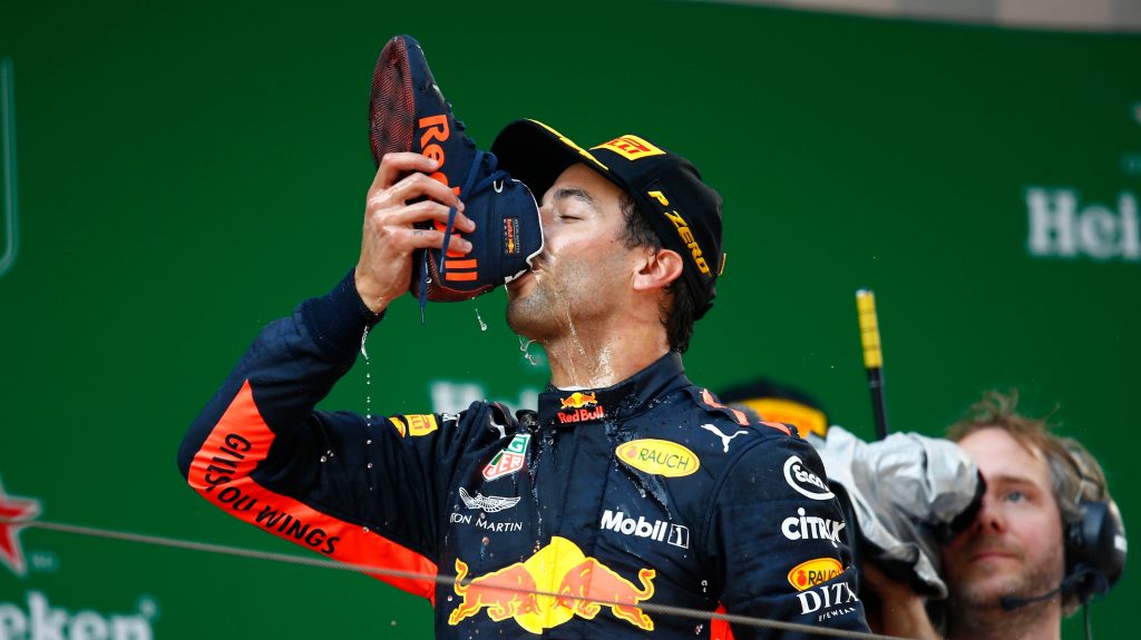 Daniel Ricciardo bebe em um tênis da Red Bull durante pódio no GP da China